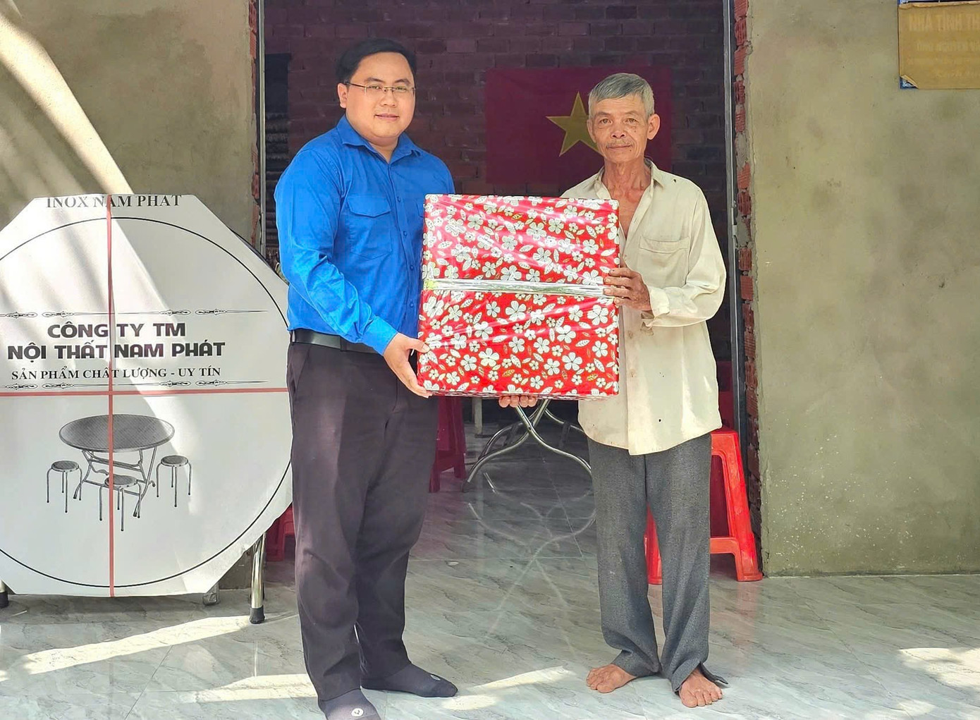 Anh Phan Thanh Trẻ – Phó Bí thư Tỉnh đoàn, Chủ tịch Hội LHTN Việt Nam tỉnh Bến Tre tặng quà cho ông Dũng.