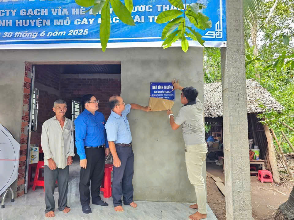 Nghi thức khánh thành nhà tình thương cho gia đình ông Nguyễn Văn Dũng.