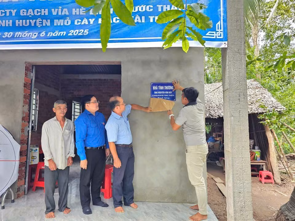 Nghi thức khánh thành nhà tình thương cho gia đình ông Nguyễn Văn Dũng. Nghi thức khánh thành nhà tình thương cho gia đình ông Nguyễn Văn Dũng.