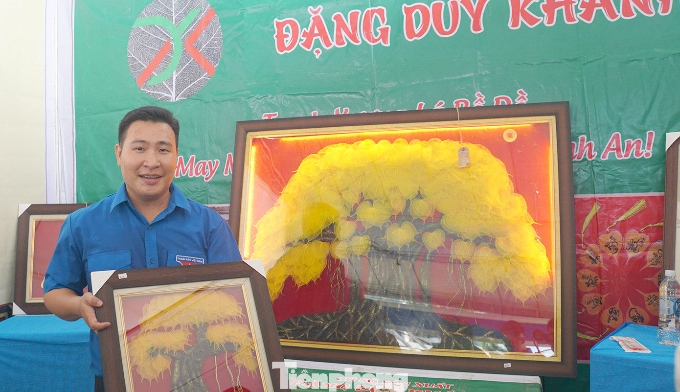 Sản phẩm tranh lá bồ đề của thanh niên tỉnh Sóc Trăng tại hội chợ. Ảnh: Hòa Hội