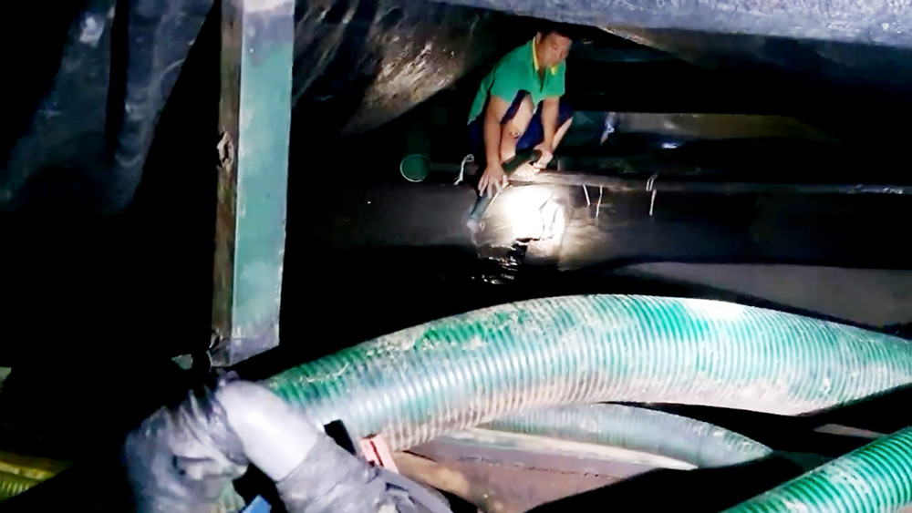 Các đối tượng khai thác cát trái phép bị bắt quả tang tại hiện trường. Các đối tượng khai thác cát trái phép bị bắt quả tang tại hiện trường.