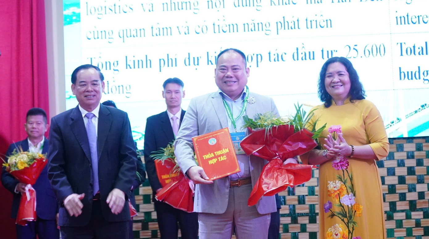 Quyền Bí thư Tỉnh ủy Bến Tre - Hồ Thị Hoàng Yến (phải) và Chủ tịch UBND tỉnh Bến Tre - Trần Ngọc Tam (trái) trao chứng nhận, thỏa thuận đầu tư cho các doanh nghiệp. Quyền Bí thư Tỉnh ủy Bến Tre - Hồ Thị Hoàng Yến (phải) và Chủ tịch UBND tỉnh Bến Tre - Trần Ngọc Tam (trái) trao chứng nhận, thỏa thuận đầu tư cho các doanh nghiệp.