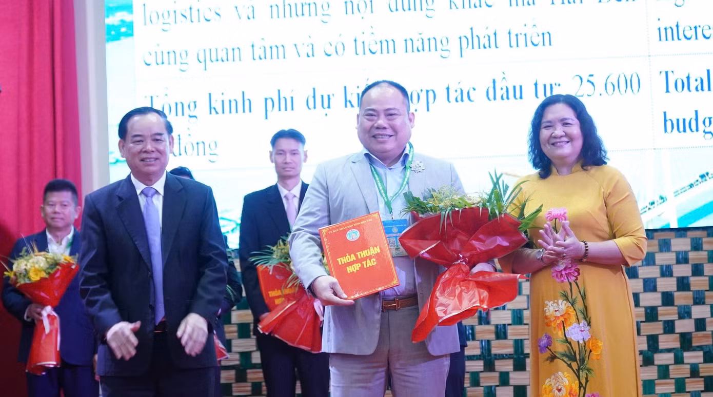 Quyền Bí thư Tỉnh ủy Bến Tre - Hồ Thị Hoàng Yến (phải) và Chủ tịch UBND tỉnh Bến Tre - Trần Ngọc Tam (trái) trao chứng nhận, thỏa thuận đầu tư cho các doanh nghiệp.
