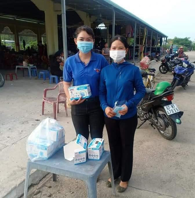 Chị Lê Huỳnh Ngọc Lý, Phó Bí thư Huyện đoàn Tri Tôn cho biết, trước tình hình dịch bệnh diễn biến phức tạp, liên tục xuất hiện các trường hợp lây nhiễm trong cộng đồng tại một số tình thành trong cả nước. Vì thế, Huyện đoàn thành lập tổ tuyên truyền phòng chống dịch bệnh COVID - 19; ngoài ra, ĐVTN các xã, thị trấn thì đi đến các điểm đông dân cư, xóm, ấp để tuyên truyền nhằm cùng chung sức cùng cộng đồng tuyên truyền, phòng chống dịch COVID -19.