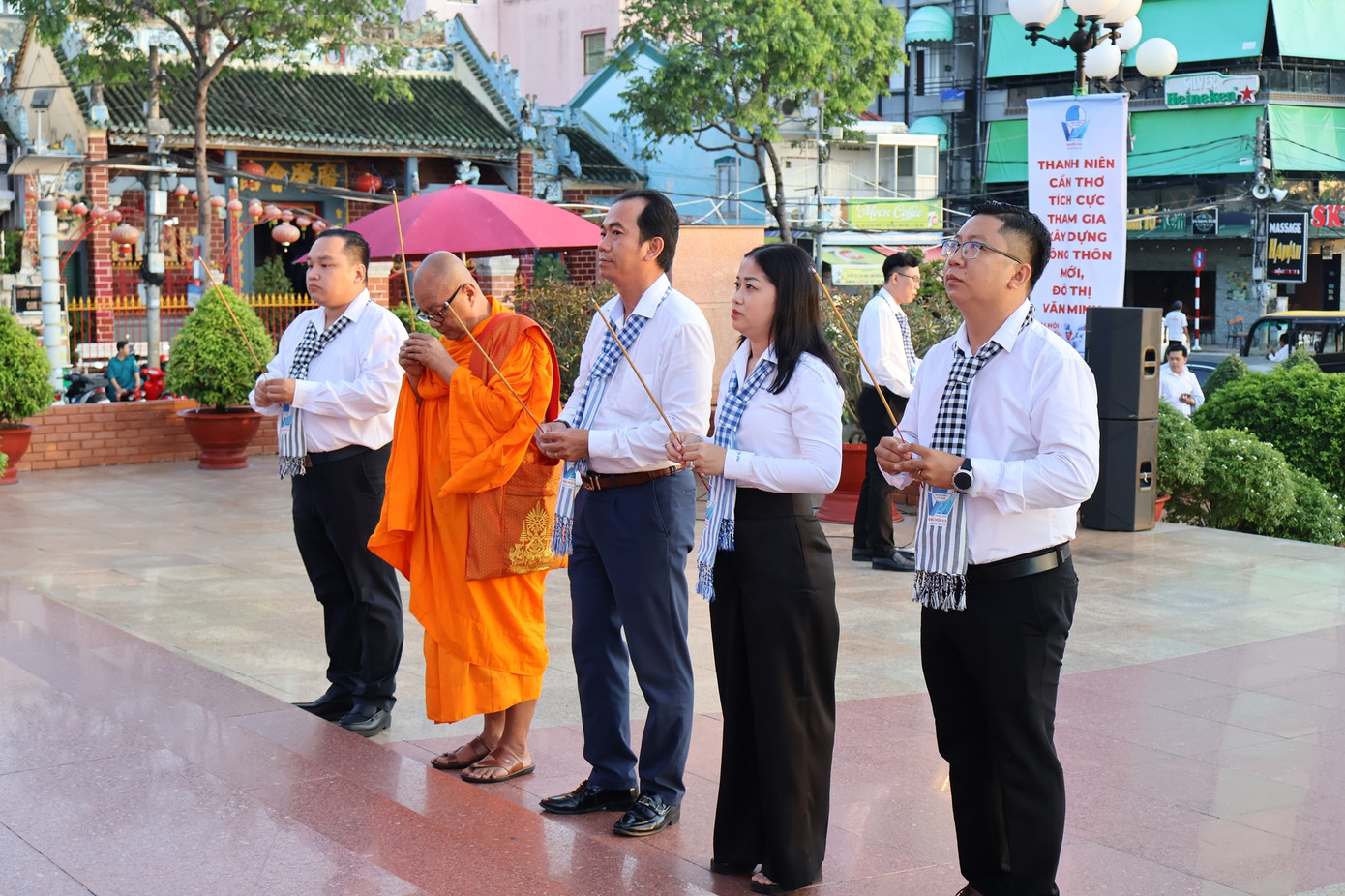 Trước khi vào Đại hội, đại biểu dâng hương tượng đài Chủ tịch Hồ Chí Minh ở bến Ninh Kiều.