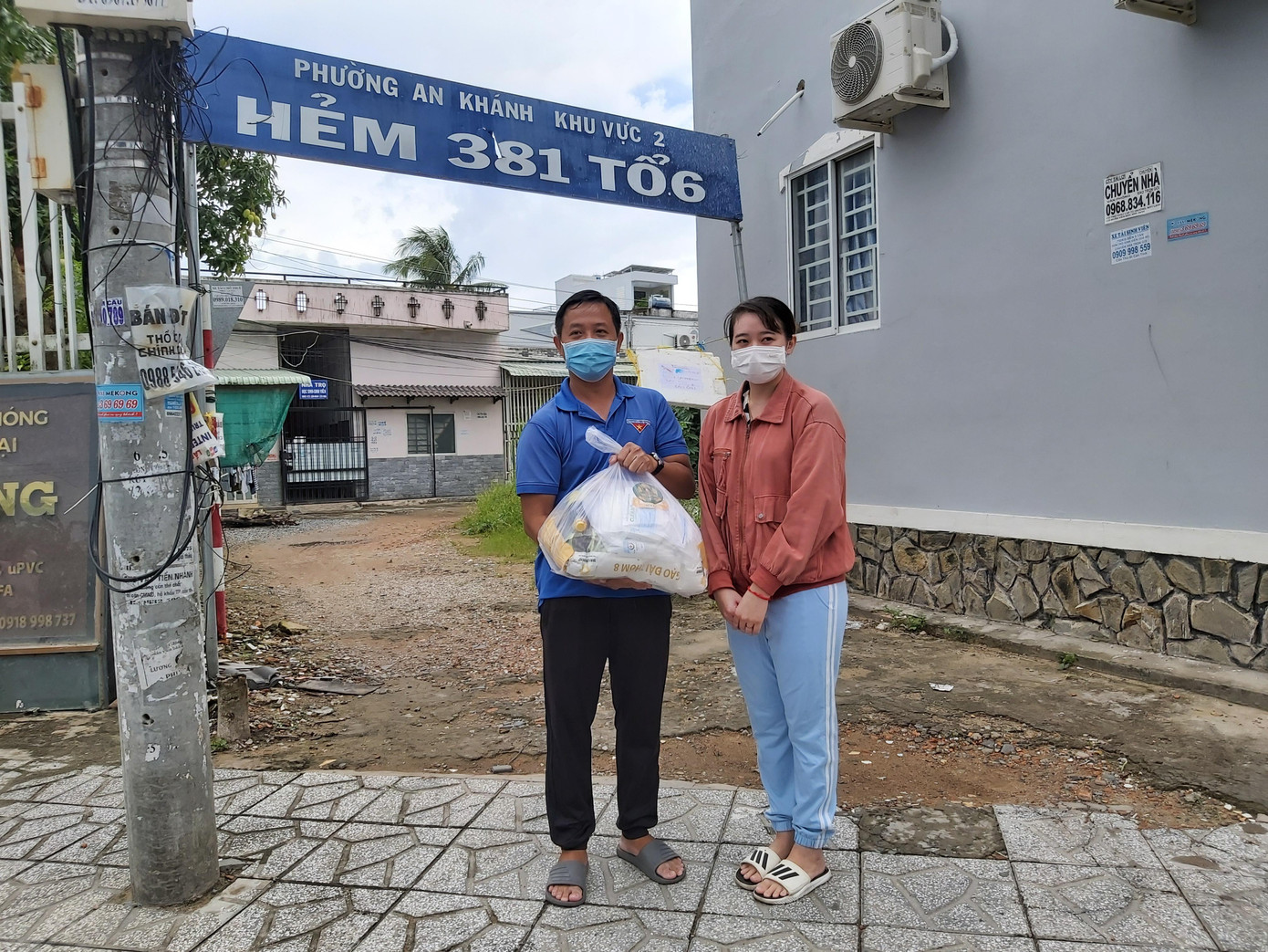 Đại diện Thành đoàn Cần Thơ trao tặng quà cho du học sinh Campuchia đang học tập tại Cần Thơ trong mùa dịch. Đại diện Thành đoàn Cần Thơ trao tặng quà cho du học sinh Campuchia đang học tập tại Cần Thơ trong mùa dịch.