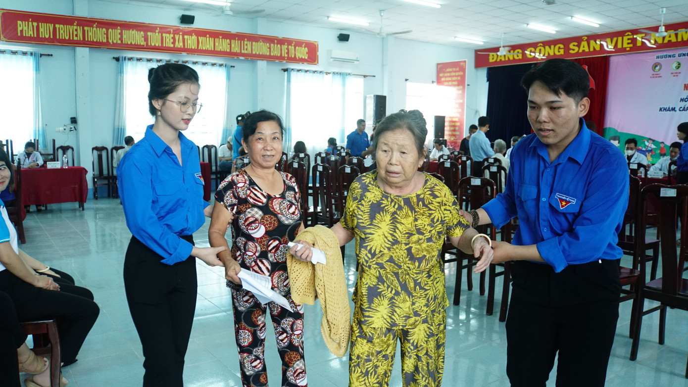 Đoàn viên thanh niên TP Cần Thơ hỗ trợ người dân khám sức khỏe.