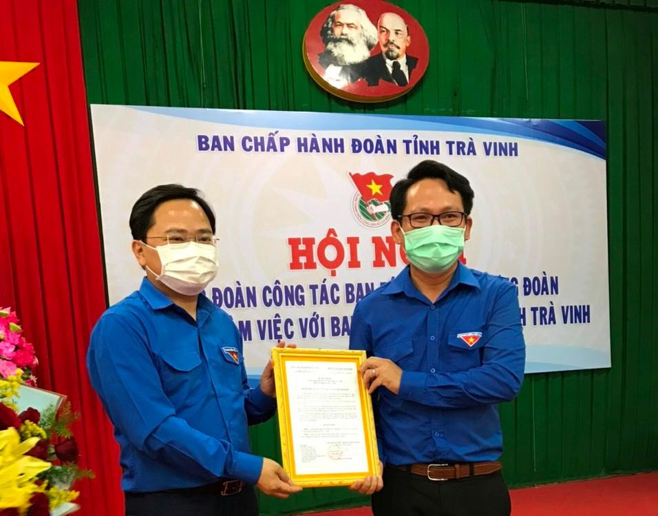 Bí thư thứ nhất Trung ương Đoàn Nguyễn Anh Tuấn trao quyết định cho anh Trần Trí Cường. - Ảnh: Khánh Nguyễn Bí thư thứ nhất Trung ương Đoàn Nguyễn Anh Tuấn trao quyết định cho anh Trần Trí Cường. - Ảnh: Khánh Nguyễn