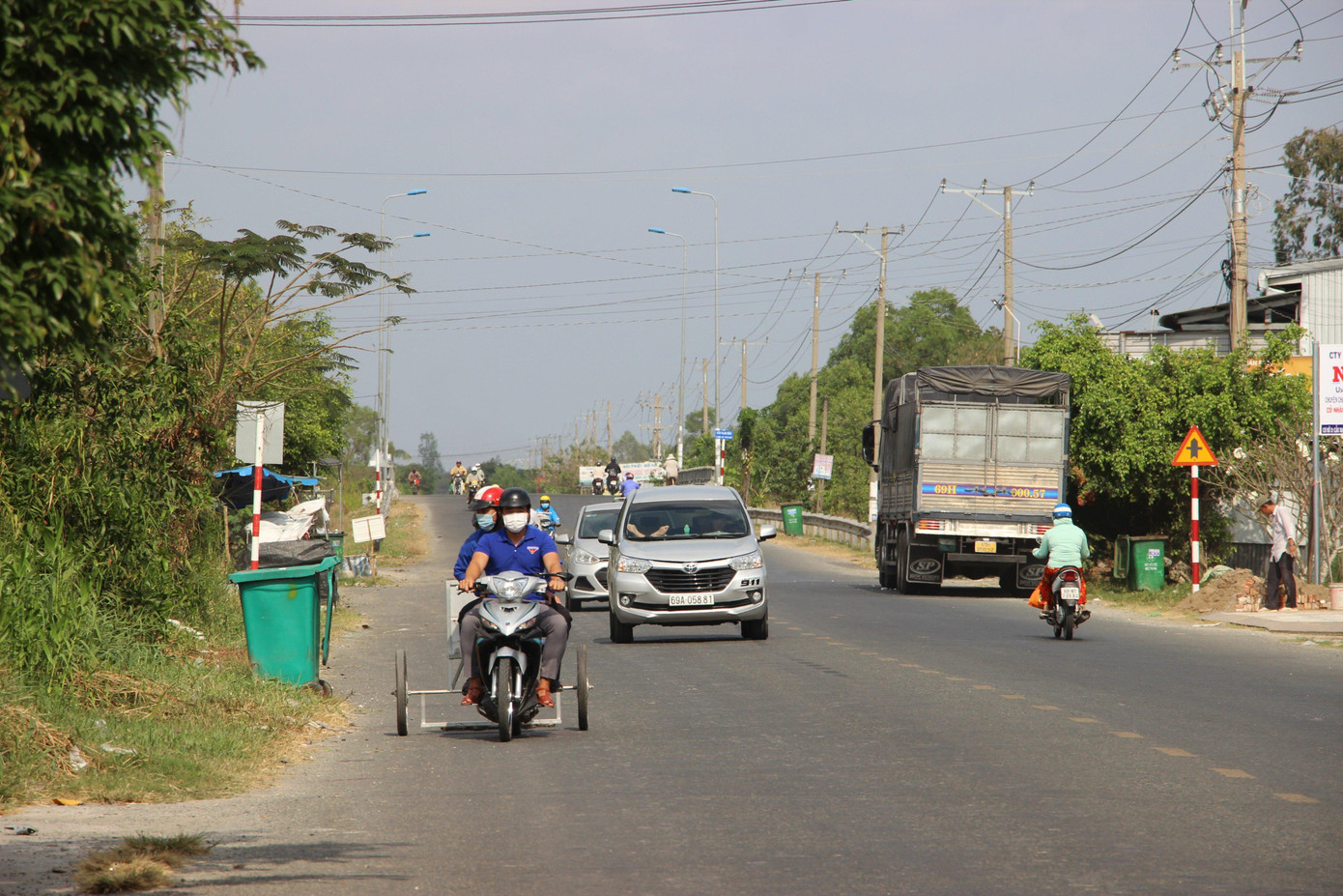 Sau khi làm xong xe hút đinh, anh Phú và đồng nghiệp tiến hành đi rà đinh, vật sắc nhọn trên tuyến đường Võ Văn Kiệt (thuộc địa bàn xã Hồ Thị Kỷ) dài khoảng 4km. Đây là một trong những tuyến đường chính có nhiều phương tiện tham gia giao thông. Mỗi lần đi làm nhiệm vụ có 2 người, anh Phú là người ngồi trước điều khiển xe máy, người còn lại ngồi sau là bí thư chi đoàn ấp (các ấp luân phiên nhau) giữ xe hút đinh. "Mỗi tuần, tụi em đi rà đinh một lần, vào chiều thứ 5 hoặc thứ 6. Số lượng đinh, vật sắc nhọn mỗi lần hút được tùy từng thời điểm, có lúc nhiều, ít khác nhau", anh Phú nói. Phú kể, tuyến đường này xe đông, nhiều lần chứng kiến cảnh người dân bị thủng lốp xe phải dẫn bộ. Trưa nắng phụ nữ chở con đi học về bị thủng lốp phải dắt, còn học sinh đi bộ tội nghiệp; chưa kể, vào ban đêm cũng không ít lần gặp cảnh người dân dắt bộ vất vả. "Tụi em làm cũng chỉ đơn giản muốn người dân được an toàn hơn khi tham gia giao thông trên đường chứ không nghĩ điều gì cả", Phú kiệm lời chia sẻ. Chị Nguyễn Hồng Thắm, Phó Bí thư Tỉnh đoàn Cà Mau cho biết, thời gian qua trên địa bàn tỉnh, bên cạnh các mô hình thanh niên khởi nghiệp hiệu quả thì ngày càng xuất hiện không ít những việc làm mang tính tình nguyện cao của chính những anh em làm Đoàn chuyên trách tại cơ sở. "Ngoài đội hình thanh nguyên tình nguyện vá lộ giao thông nông thôn ở huyện Cái Nước thì bạn Phú, Phó Bí thư xã Đoàn Hồ Thị Kỷ cũng là một trong những tình nguyện viên có những việc tốt đáng được trân trọng", chị Thắm nhận xét. Theo Phó Bí thư Tỉnh đoàn Cà Mau, không cần phải to tát nhưng việc làm của Phú đã thể hiện trách nhiệm của thanh niên trước một thực trạng mà mọi người có thể cho rằng rất nhỏ đôi khi hay bị bỏ qua trong cuộc sống. "Tôi cho rằng các bạn làm được việc này xuất phát từ chính cái tâm của một người làm cán bộ Đoàn. Nhìn vào thì đơn giản nhưng mang lại hiệu quả nhất định, người tham gia giao thông không còn phải lo âu vướng phải chướng ngại khi lưu thông trên đường", chị Thắm chia sẻ.
