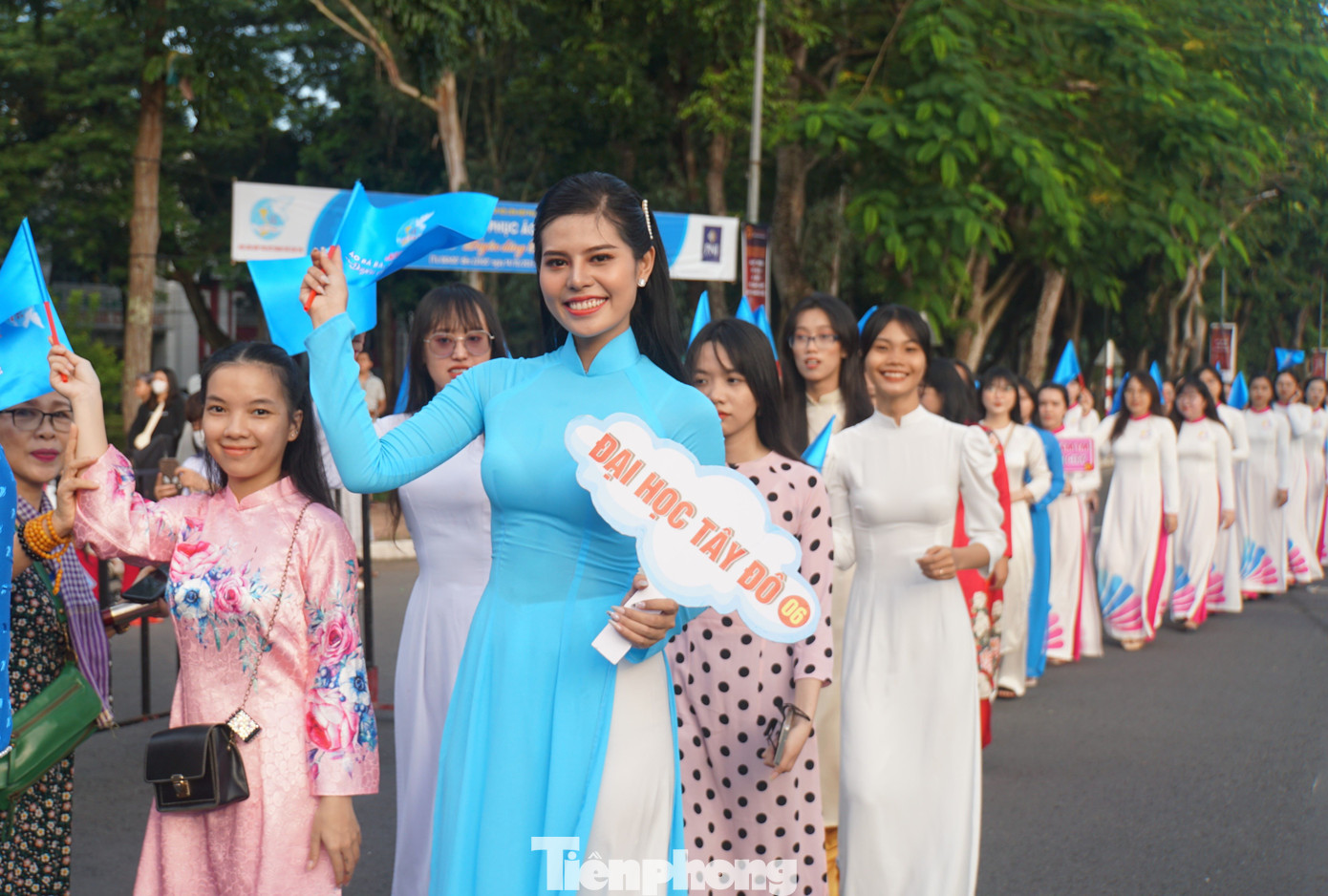 Hoa khôi Sinh viên trường đại học Tây Đô - Ngô Thị Tường Vi thướt tha trong tà áo dài. Ảnh: Hòa Hội.
