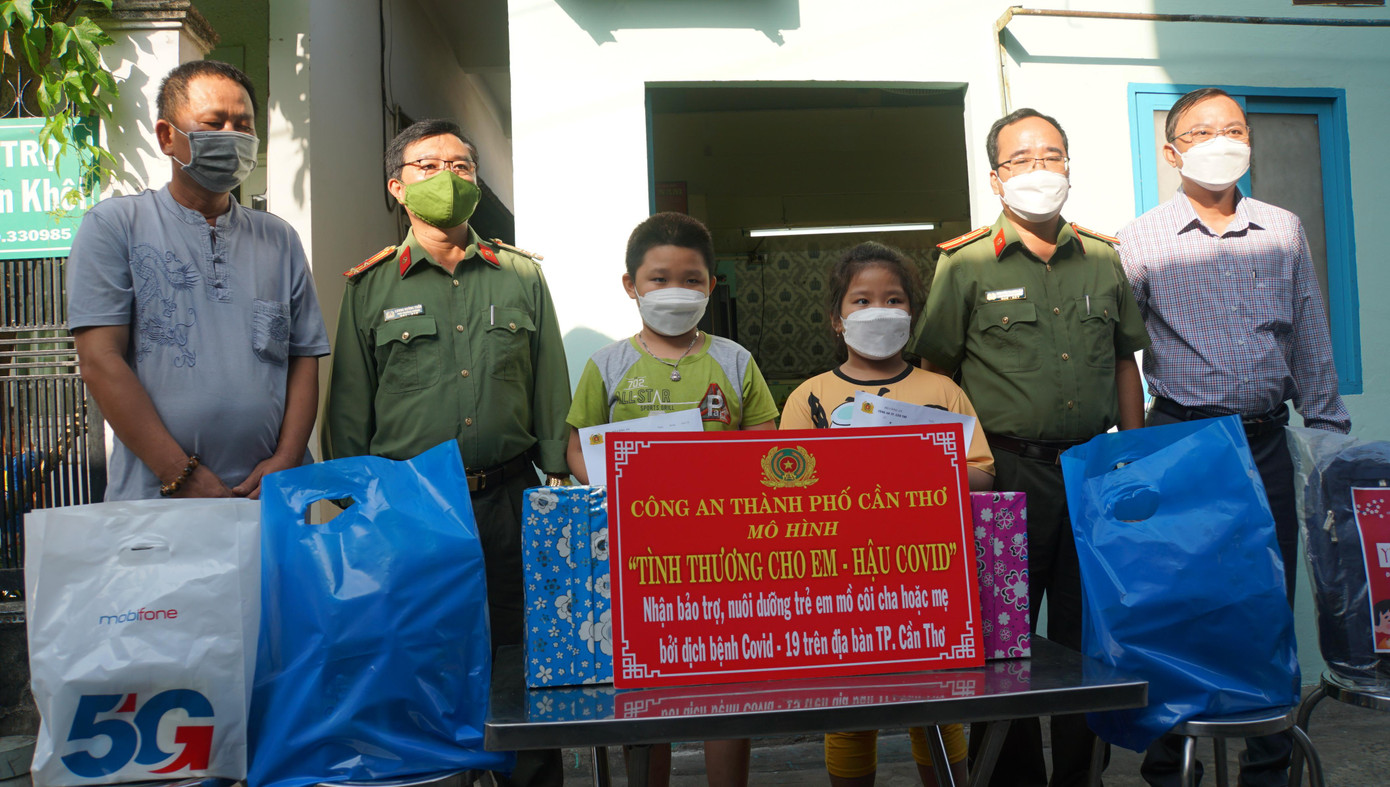 Lãnh đạo Công an TP Cần Thơ cùng chính quyền địa phương tặng quà cho 2 anh em Châu Hoàng Gia và Châu Ngọc Hân mồ côi mẹ do bị COVID-19. - Ảnh: Hòa Hội Lãnh đạo Công an TP Cần Thơ cùng chính quyền địa phương tặng quà cho 2 anh em Châu Hoàng Gia và Châu Ngọc Hân mồ côi mẹ do bị COVID-19. - Ảnh: Hòa Hội