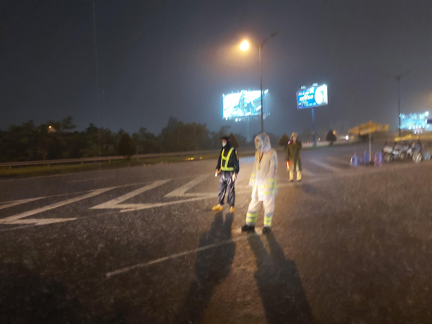 Lực lượng công an dầm mưa làm nhiệm vụ trong đêm. - Ảnh: Hòa Hội