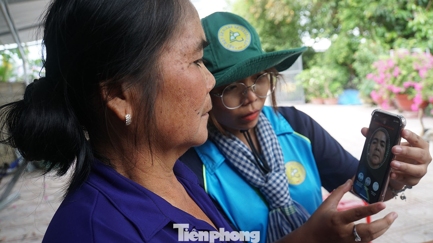 Nữ chiến sĩ tình nguyện giúp người dân cài ứng dụng VNeID.