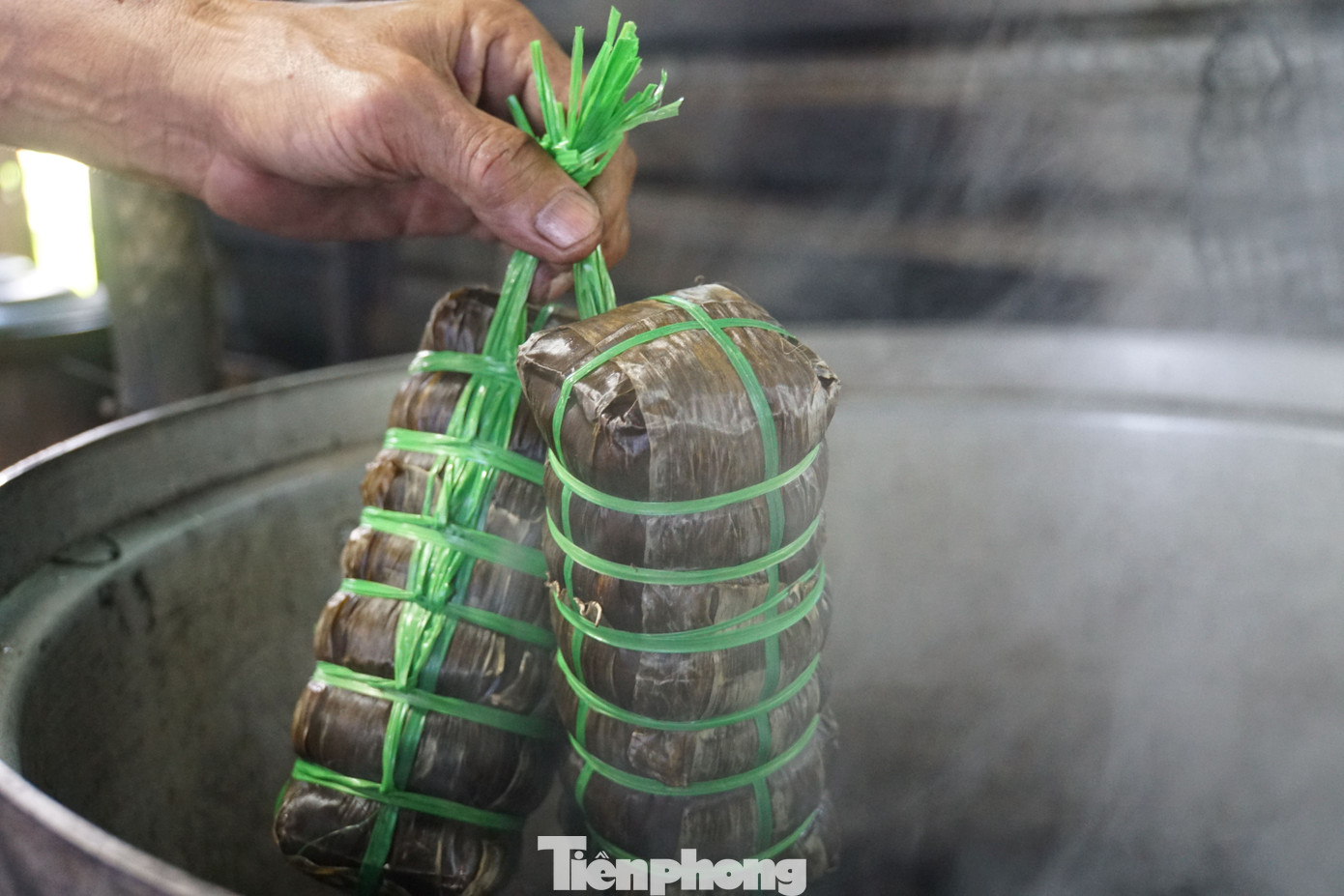 "Cái khó nhất là nêm cho vỏ bánh và nhân. Cái này là bí quyết gia truyền, không phải muốn là làm được. Bánh tét lá cẩm ăn rất khác biệt với bánh tét của những nơi khác", bà Xinh lý giải. Ảnh: Hòa Hội.