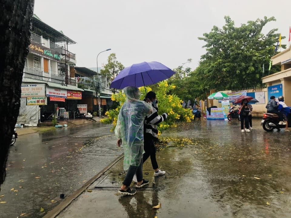 Tình nguyện viên hỗ trợ thí sinh an toàn vào phòng thi