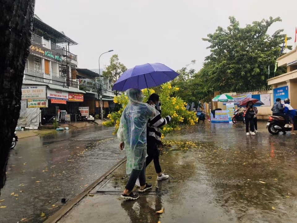 Tình nguyện viên hỗ trợ thí sinh an toàn vào phòng thi