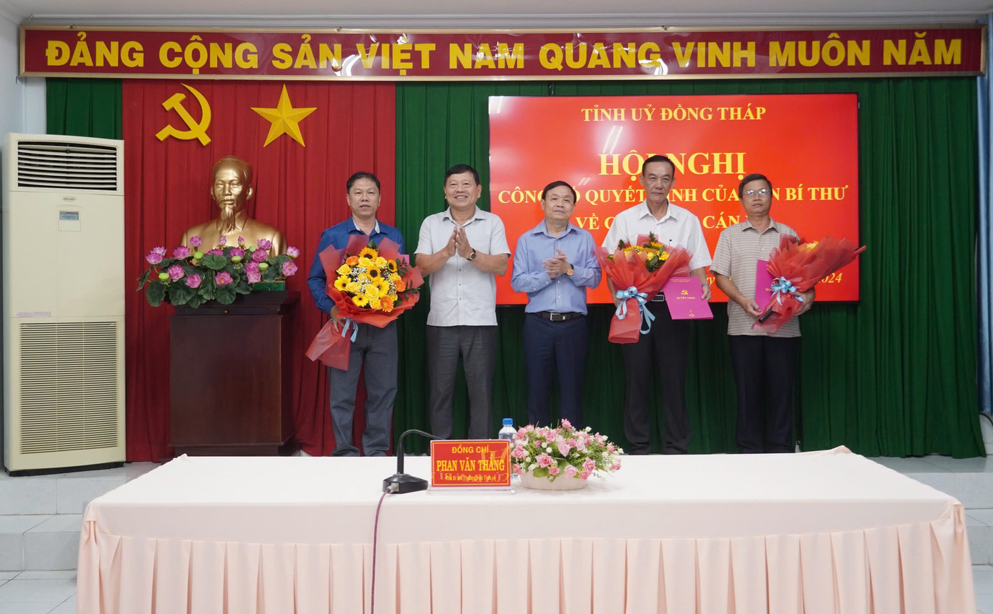 Tỉnh ủy Đồng Tháp tổ chức Hội nghị công bố và trao Quyết định của Ban Bí thư Trung ương Đảng về công tác cán bộ. (Ảnh: N. Nguyễn)