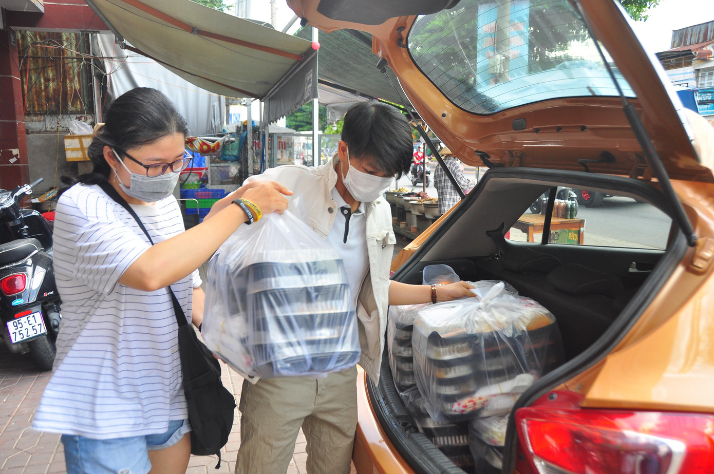 Chứng kiến sự vất vả của các lực lượng tham gia chống dịch khi hàng ngày làm việc giữa thời tiết oi bức, nắng mưa, ăn uống vất vả... nhóm bạn trẻ ở Cần Thơ đã vận động hỗ trợ hàng trăm suất ăn mỗi ngày cho các chiến sỹ, lực lượng tham gia chống dịch ở các chốt trên địa bàn thành phố. Chứng kiến sự vất vả của các lực lượng tham gia chống dịch khi hàng ngày làm việc giữa thời tiết oi bức, nắng mưa, ăn uống vất vả... nhóm bạn trẻ ở Cần Thơ đã vận động hỗ trợ hàng trăm suất ăn mỗi ngày cho các chiến sỹ, lực lượng tham gia chống dịch ở các chốt trên địa bàn thành phố.