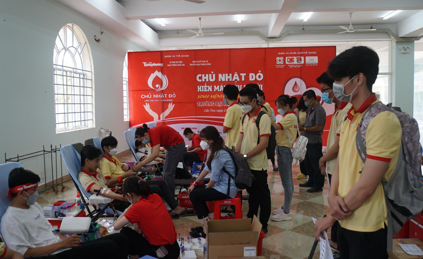 Bạn Bùi Ngọc Khánh Nguyên, sinh viên năm 2 ngành Quản trị Kinh doanh hào hứng nói: “Đây là lần thứ 3 tham gia hiến máu tình nguyện, bởi em nghĩ rằng giọt máu của mình cho đi có thể mang lại niềm vui, hạnh phúc và cứu sống người khác; vì thế khi trường thông báo là em tham gia ngay. Hơn nữa, lần hiến máu này em có thêm nhiều bạn bè đồng hành nên cảm thấy vui”. - Ảnh: Hòa Hội