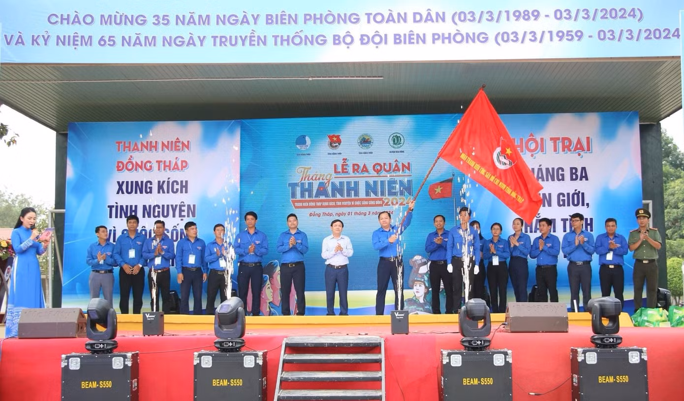 Tỉnh Đoàn Đồng Tháp triển khai thực hiện hiệu quả các công trình, phần việc thanh niên thiết thực hỗ trợ học sinh, sinh viên vùng sâu, vùng xa, vùng khó khăn, biên giới. Kết quả đã trao tặng hơn 6.588 suất học bổng, quà tặng với tổng trị giá hơn 3 tỷ đồng.
