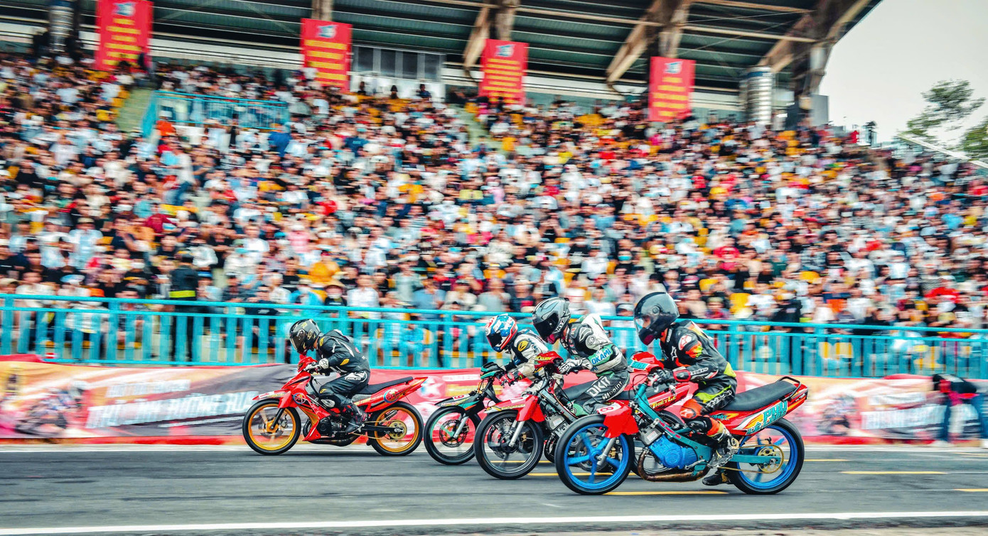 Các vận động viên tranh tài đua xe mô tô tại sân vận động Cần Thơ. Các vận động viên tranh tài đua xe mô tô tại sân vận động Cần Thơ.