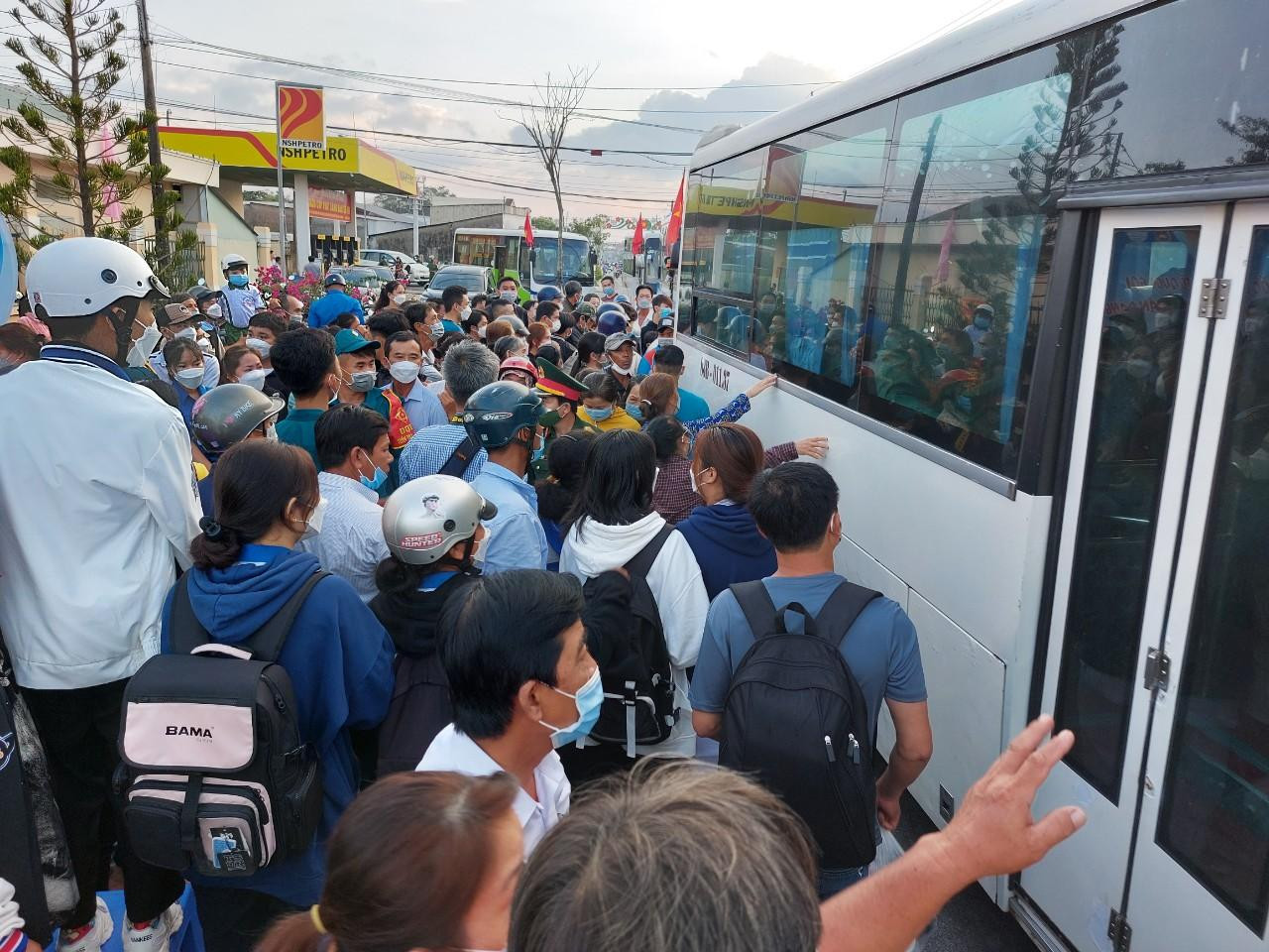 Gia đình tiễn đưa thanh niên lên đường nhập ngũ