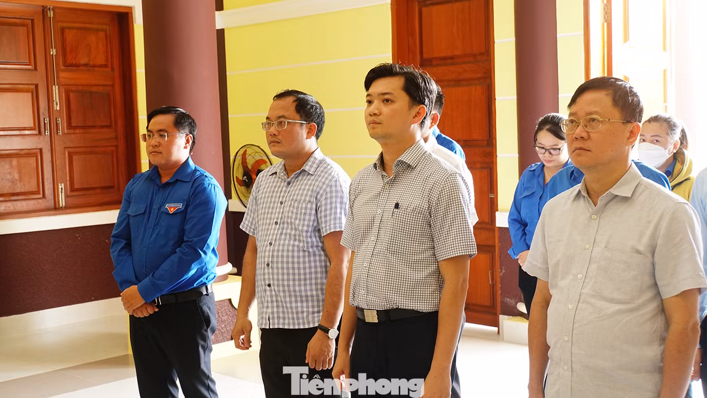 Anh Nguyễn Minh Triết - Bí thư T.Ư Đoàn, Chủ tịch T.Ư Hội Sinh viên Việt Nam cùng Đoàn công tác của T.Ư Đoàn viếng Anh hùng liệt sĩ Trần Văn Ơn tại xã Phước Thạnh, huyện Châu Thành. Ảnh: Hòa Hội