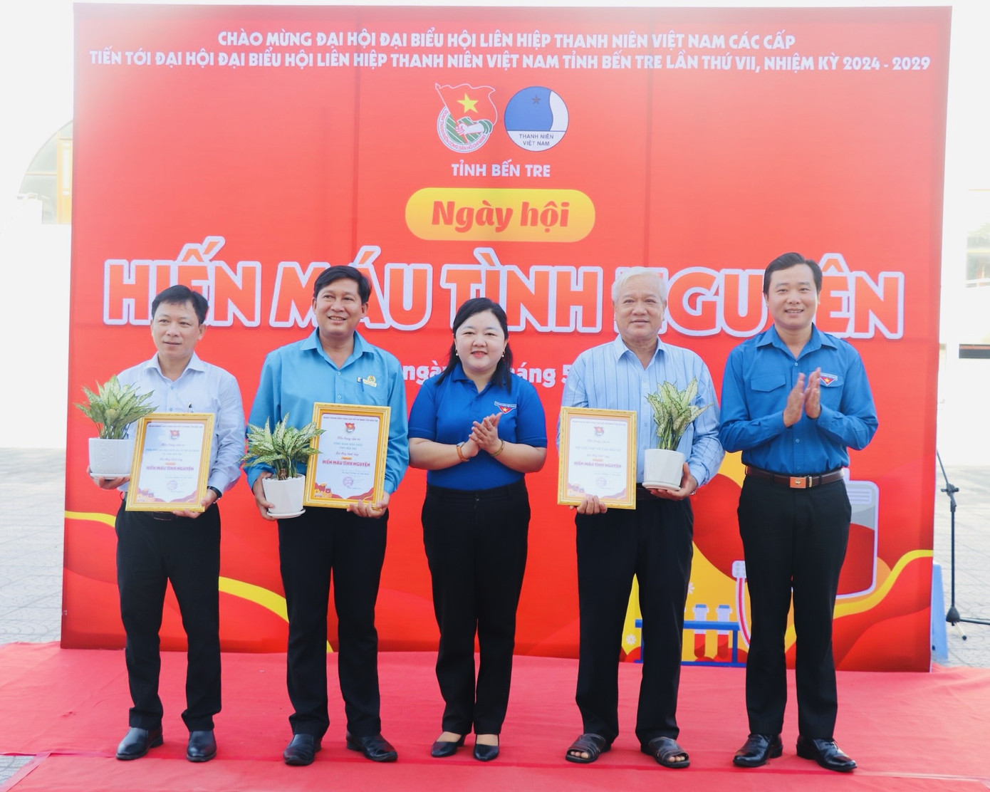 Lãnh đạo Tỉnh Đoàn Bến Tre trao giấy cảm ơn cá nhân, đơn vị tham gia hiến máu tình nguyện.