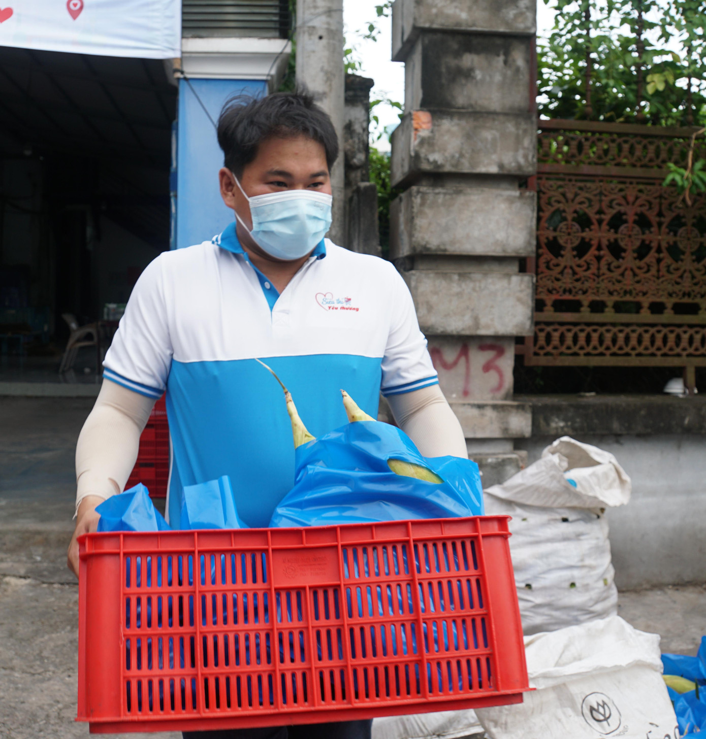Anh Phương Tấn Đạt, Phó giám đốc Trung tâm hỗ trợ Học sinh - sinh viên TP Cần Thơ cho biết, hiện nay Cần Thơ đang bị ảnh hưởng nghiêm trọng của dịch bệnh, đặc biệt là nhiều khu phong tỏa để an toàn cho nhân dân, thực hiện nghiêm “Ai ở đâu ở yên đó”. Vì vậy, rất nhiều những hoàn cảnh khó khăn phải chật vật với mưu sinh, nhiều lắm những gia đình khó khăn đã khó nay càng khốn khổ hơn, hay những bạn học sinh - sinh viên không thể đi làm thêm, không thể về quê nên rất đang cần sự chung tay giúp đỡ của mọi người.