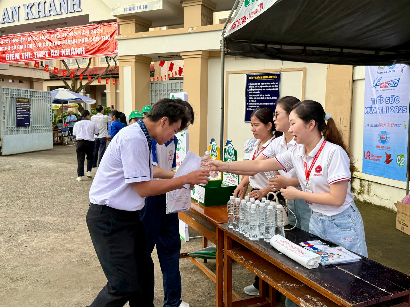 Tặng nước cho thí sinh. Ảnh: Nhật Huy