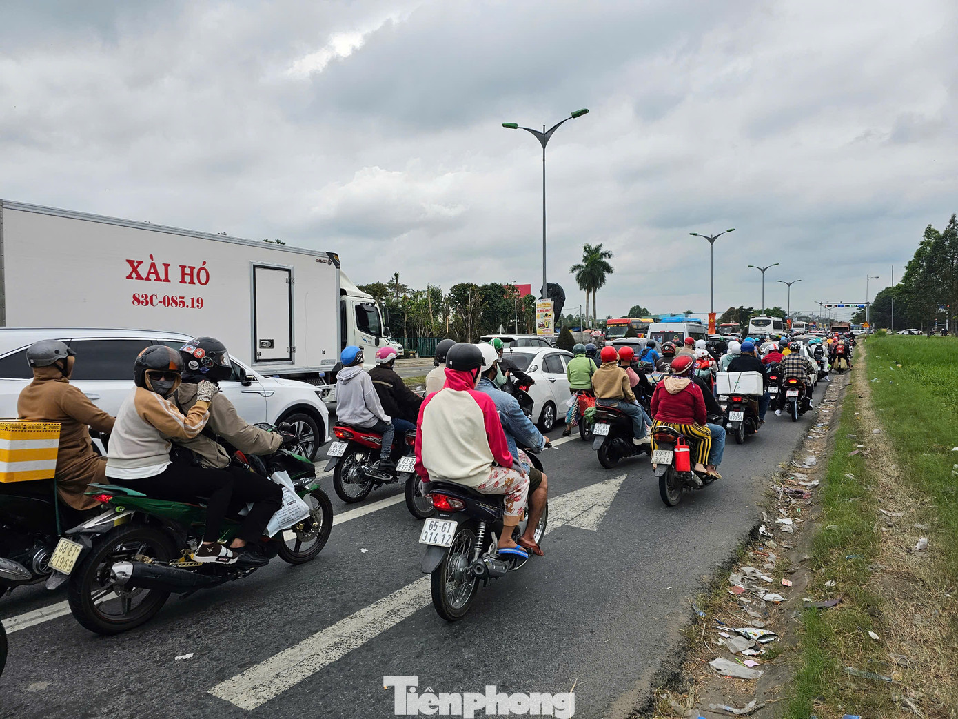Đông nghẹt xe cộ trên đường về quê ăn Tết. Ảnh: Hòa Hội