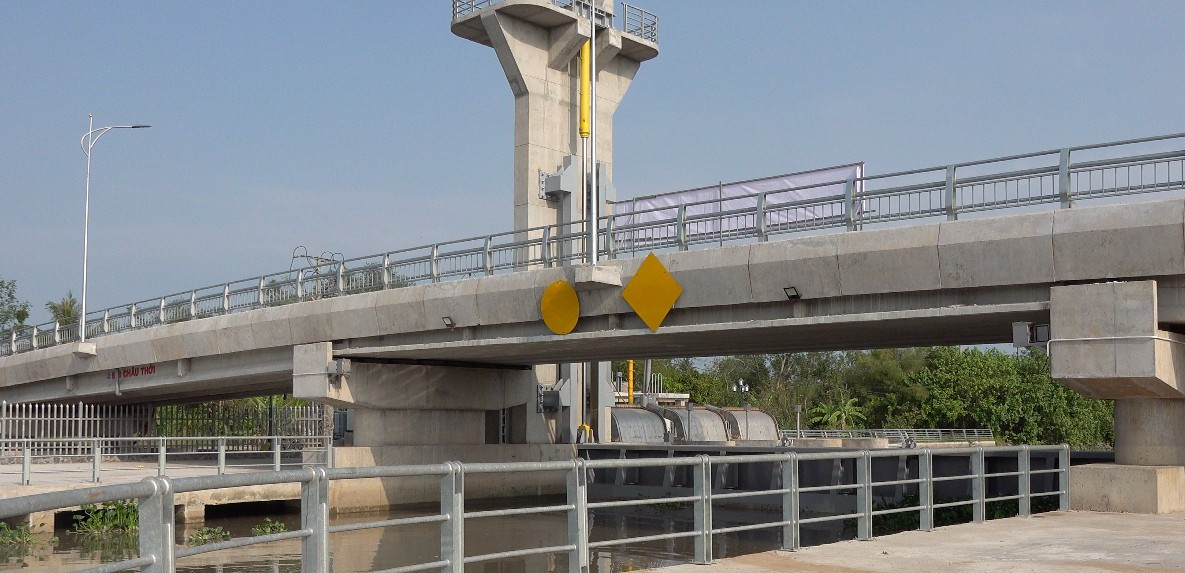 Cống ngăn mặn khép kín bảo vệ sản xuất cho người dân Bến Tre. Cống ngăn mặn khép kín bảo vệ sản xuất cho người dân Bến Tre.