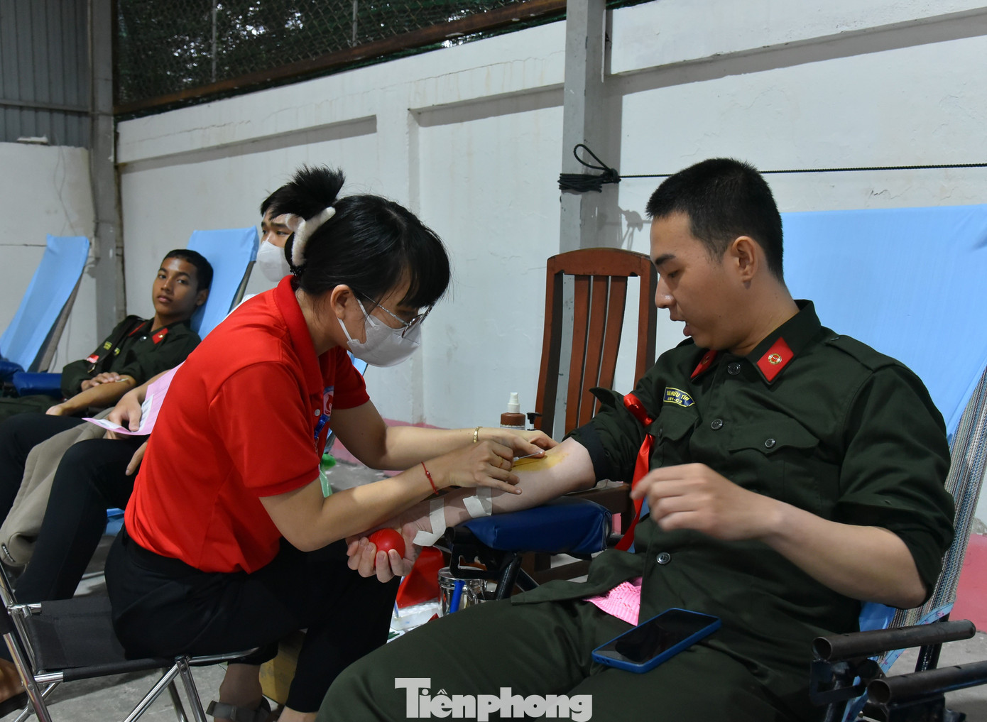 Chiến sĩ tham gia hiến máu tại ngày hội Chủ Nhật Đỏ. Ảnh: Hòa Hội