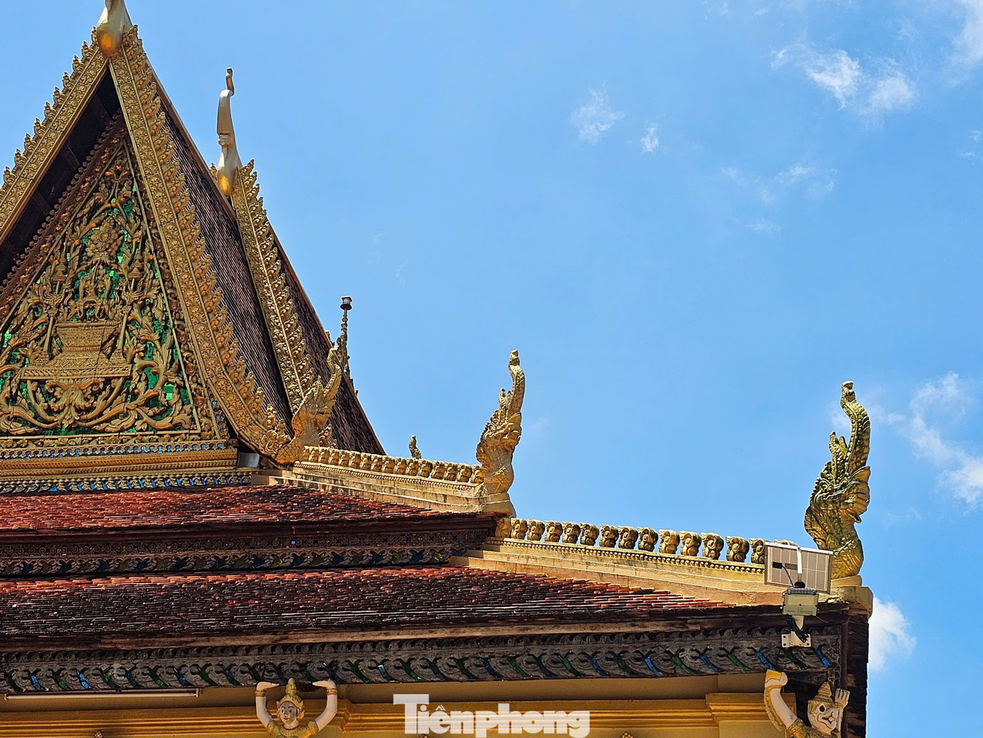 Mái chùa được lợp bằng ngói, cấu tạo gồm ba cấp mái, hai cấp mái trên cùng dốc và cao hơn cấp mái dưới. Hai đầu mái (đầu hồi) đóng kín bằng một tấm gỗ hình tam giác (Hộ cheang) chạm khắc hình tượng Chư thiên đội mâm đựng tam tạng kinh và hoa hướng dương. Ảnh: Hòa Hội.