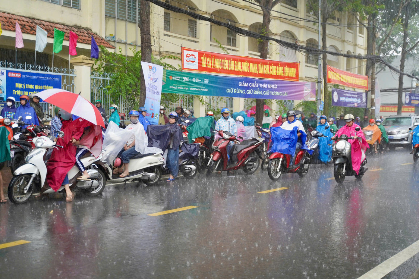 Mưa to tại TP. Cần Thơ gây khó khăn cho phụ huynh trong lúc chờ đón con về khi kết thúc môn Văn.