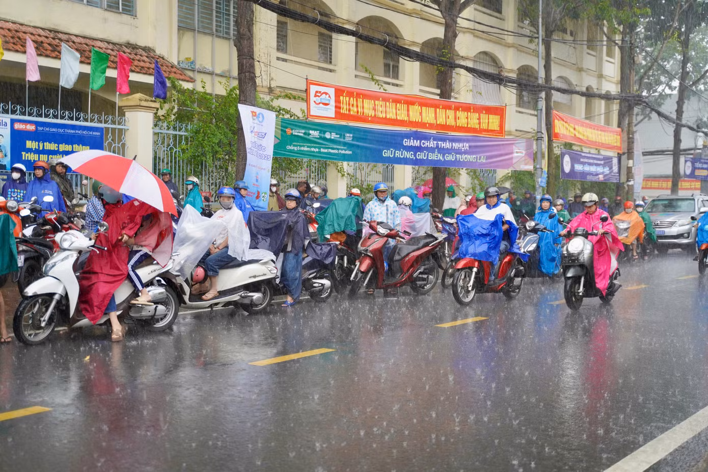 Mưa to tại TP. Cần Thơ gây khó khăn cho phụ huynh trong lúc chờ đón con về khi kết thúc môn Văn.