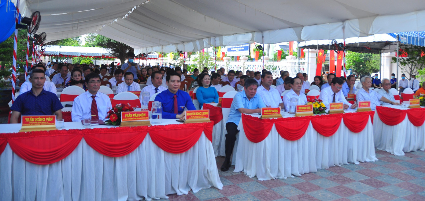 Chiều cùng ngày, Bí thư Trung ương Đoàn Nguyễn Ngọc Lương dự lễ công bố quyết định của Thủ tướng Chính phủ và đón nhận Bằng công nhận thành phố Trà Vinh, tỉnh Trà Vinh hoàn thành nhiệm vụ xây dựng nông thôn mới năm 2020 tại xã Long Đức.