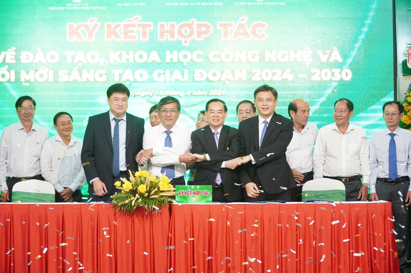 Lãnh đạo tỉnh Bến Tre ký kết hợp tác với các đơn vị về nghiên cứu, phát triển các sản phẩm từ dừa và tín chỉ carbon.