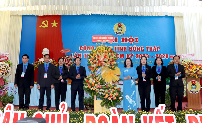 Bà Thái Thu Xương - Phó Chủ tịch Tổng Liên đoàn Lao động Việt Nam tặng hoa chúc mừng đại hội. Ảnh: N. Ánh Bà Thái Thu Xương - Phó Chủ tịch Tổng Liên đoàn Lao động Việt Nam tặng hoa chúc mừng đại hội. Ảnh: N. Ánh