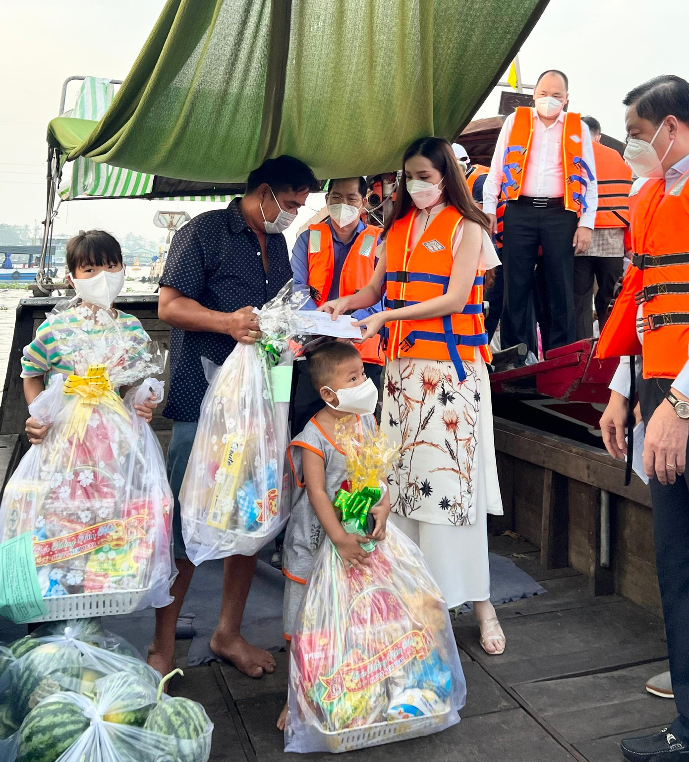 Thúy Vi tặng quà cho thương hồ Thúy Vi tặng quà cho thương hồ