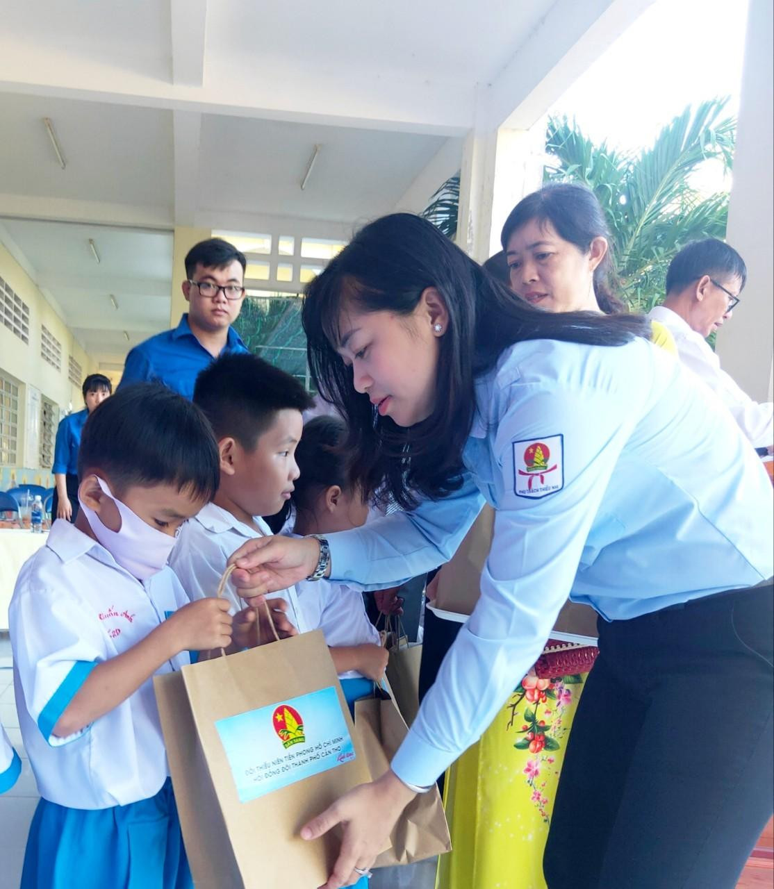 Trước đó, Hội Đồng Đội thành phố Cần Thơ đã tổ chức nhiều hoạt động ý nghĩa, giúp các em học sinh vùng sâu như: trao học bổng yêu thương cho các em thiếu nhi có hoàn cảnh khó khăn trên địa bàn Quận Ô Môn, Ninh Kiều, Thới Lai với tổng trị giá hơn 146 triệu đồng. Đồng thời, tổ chức cắt tóc cho thiếu nhi trên địa bàn Ô Môn. Ngoài ra, khởi công 2 nhà khăn quàng đỏ cho đội viên có hoàn cảnh khó khăn và bàn giao 1 căn nhà khăn quàng đỏ cho trên địa bàn quận Ô Môn, trị giá gần 200 triệu đồng.