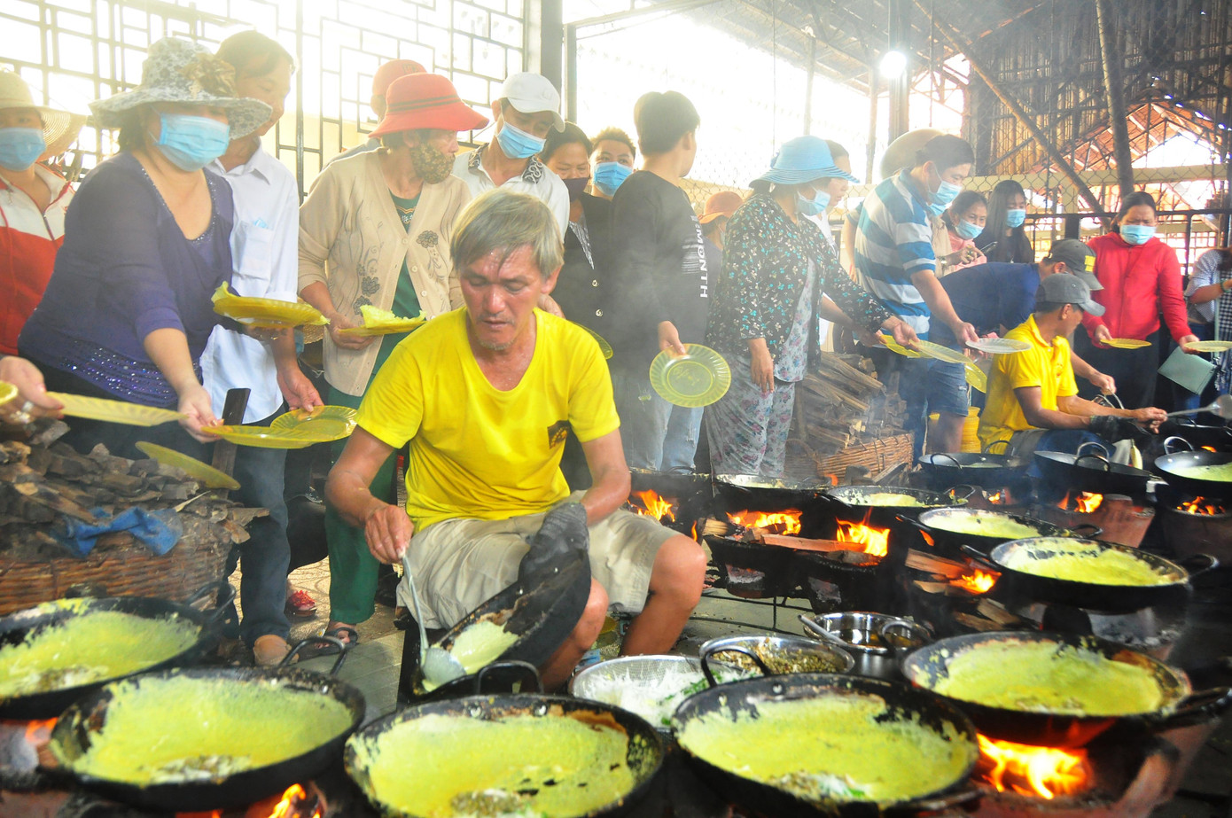 Tại khu bếp, thiền viện bố trí 3 giàn chảo. Các thợ làm bánh chuyên nghiệp và điêu luyện khi cùng lúc đổ 10 chảo bánh mà không bị khét.
