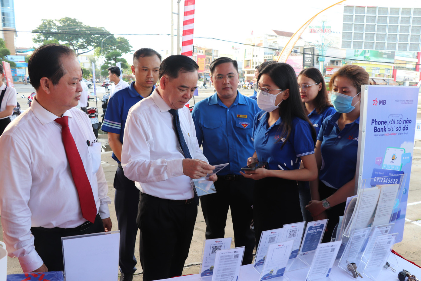 Lãnh đạo tỉnh Bến Tre tham quan các gian hàng. - Ảnh: TĐ Lãnh đạo tỉnh Bến Tre tham quan các gian hàng. - Ảnh: TĐ