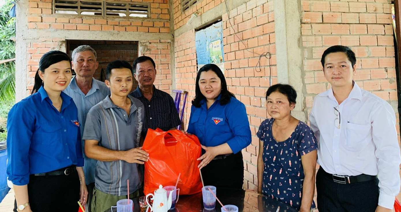 Chị Lâm Như Quỳnh tặng quà cho thanh niên khó khăn