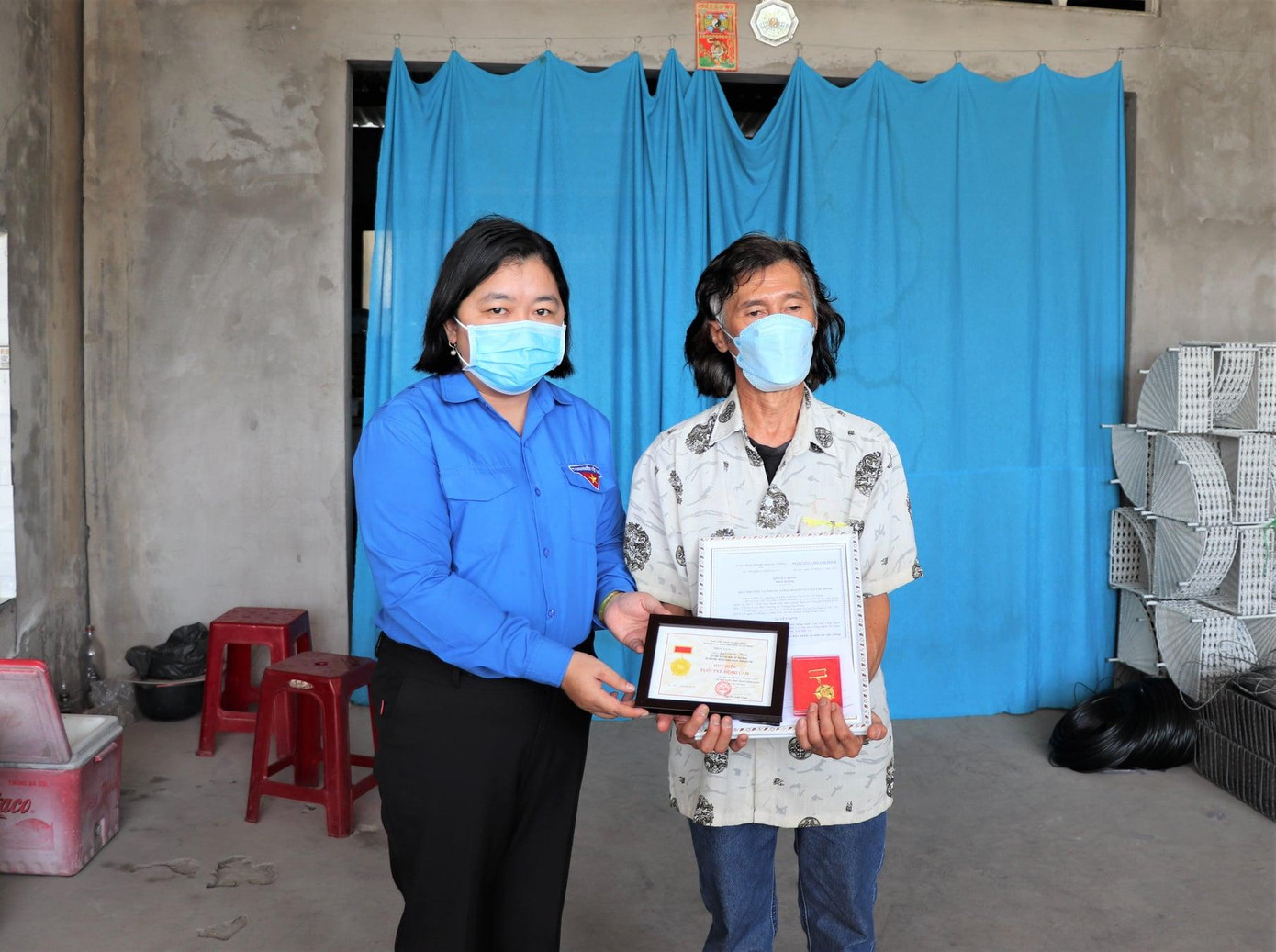 Chị Lâm Như Quỳnh, Bí thư Tỉnh đoàn Bến Tre truy tặng Huy hiệu tuổi trẻ dũng cảm cho gia đình anh Lai Quốc Thái. - Ảnh: TĐ BT