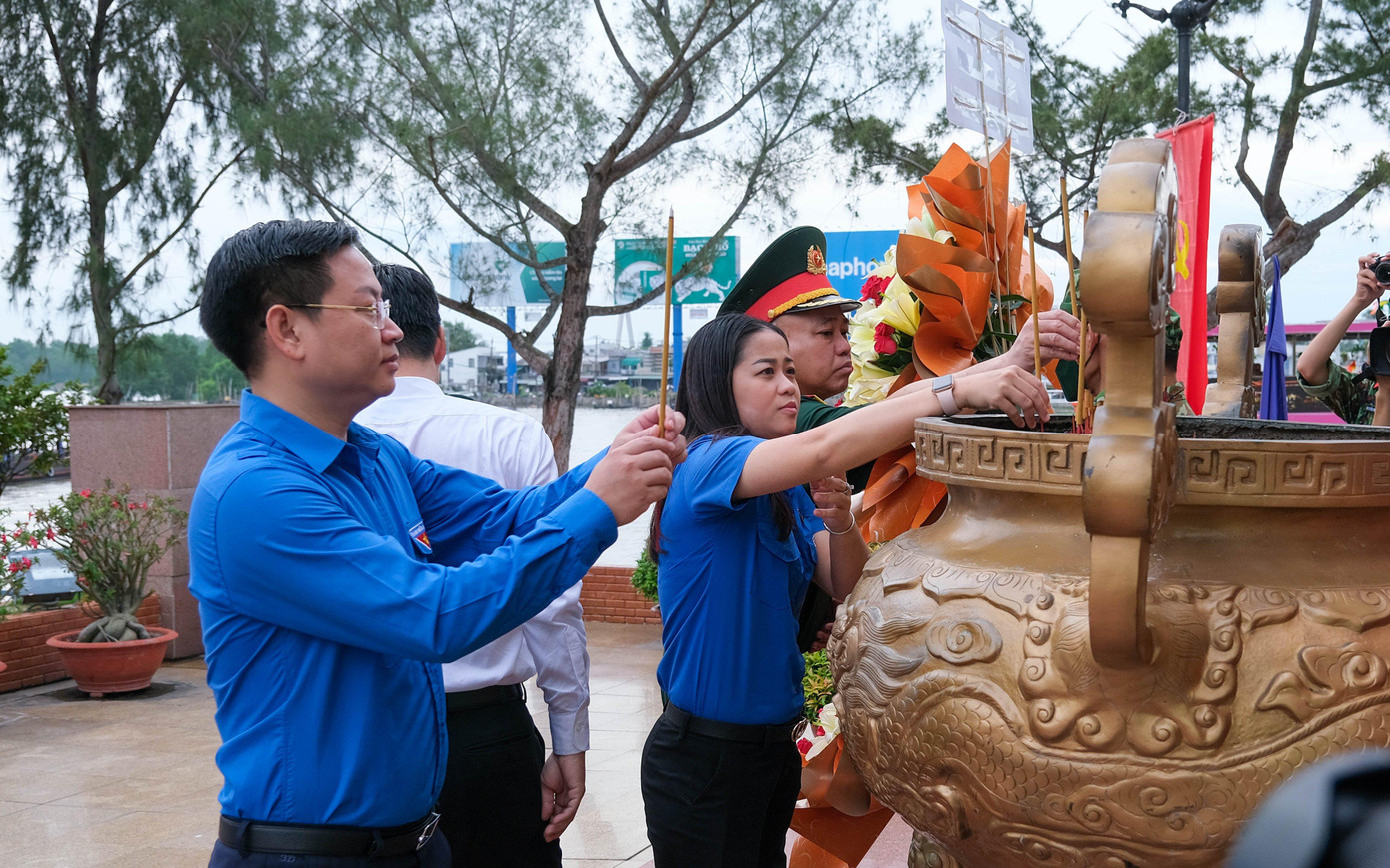 Anh Trần Hữu - Ủy viên Ban Thường vụ, Trưởng Ban Thanh niên Công nhân Đô thị Trung ương Đoàn (áo xanh), Bí thư Thành Đoàn Cần Thơ Lư Thị Ngọc Anh dâng hương tượng đài Bác Hồ tại bến Ninh Kiều. Anh Trần Hữu - Ủy viên Ban Thường vụ, Trưởng Ban Thanh niên Công nhân Đô thị Trung ương Đoàn (áo xanh), Bí thư Thành Đoàn Cần Thơ Lư Thị Ngọc Anh dâng hương tượng đài Bác Hồ tại bến Ninh Kiều.