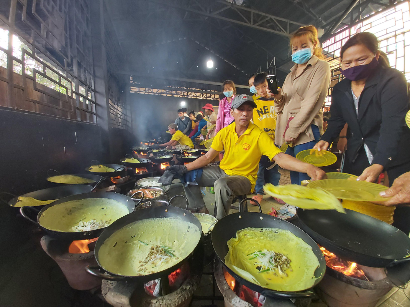 Đến với Thiền viện Đông Lai (thị trấn Tịnh Biên, huyện Tịnh Biên, tỉnh An Giang), các phật tử luôn được phục vụ món bánh xèo chay miễn phí.