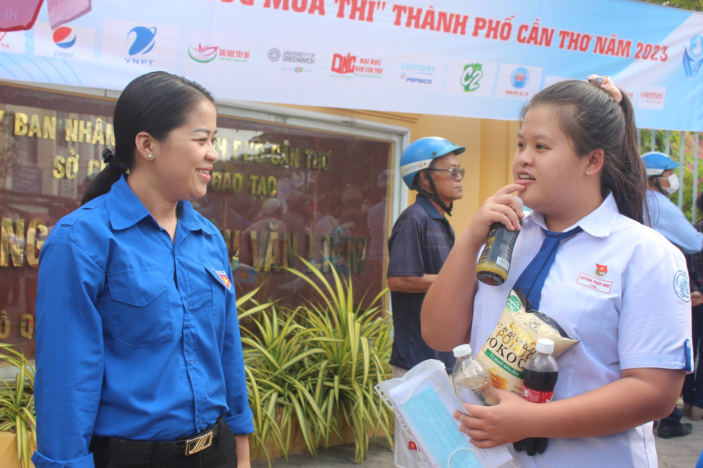 Chị Lư Thị Ngọc Anh - Bí thư Thành Đoàn Cần Thơ trò chuyện với thí sinh thi Tốt nghiệp THPT năm 2023.