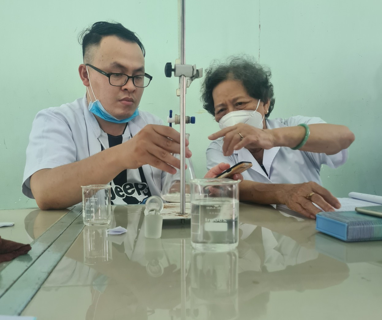 Bà Lựu trong giờ thực hành. Bà Lựu trong giờ thực hành.