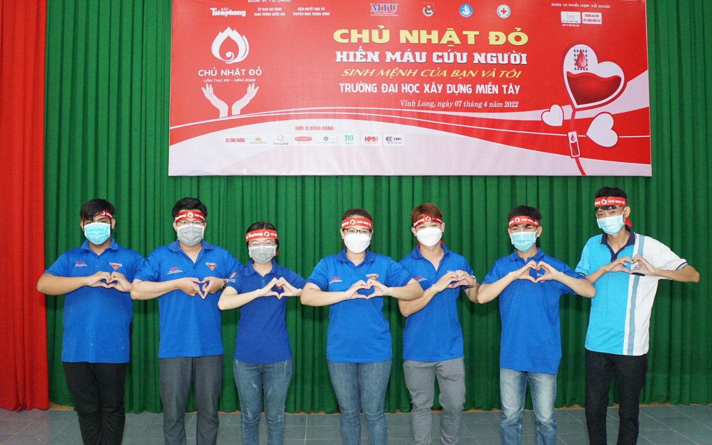 Sinh viên hào hứng tham gia Chủ nhật Đỏ. - Ảnh: Hòa Hội